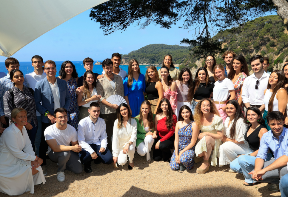 La Princesa de Asturias y de Girona y la infanta Sofía, acompañadas de jóvenes que forman parte de los programas impulsados por la Fundación Princesa de Girona.