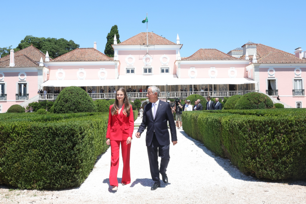 Leonor y Marcelo Rebelo de Sousa caminan por los jardines frente al Palacio de Belém. 