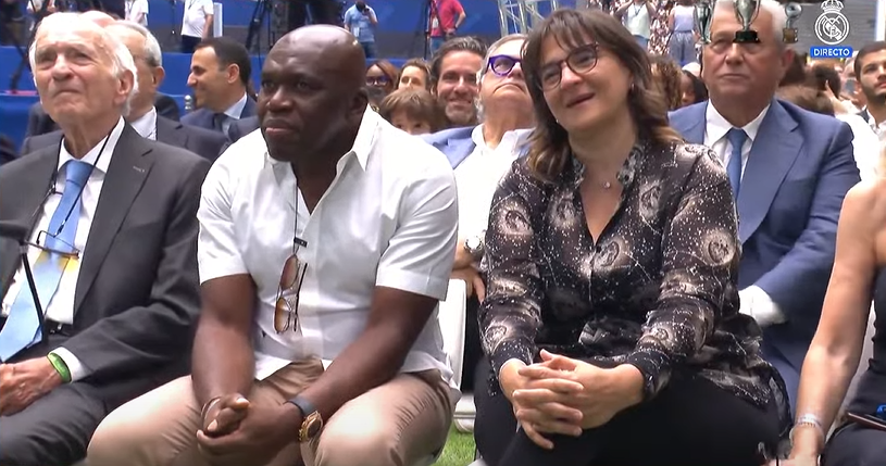 Wilfried Mbappé y Fayza Lamari, los padres de Killian, atentos a su presentación en el Santiago Bernabéu. 