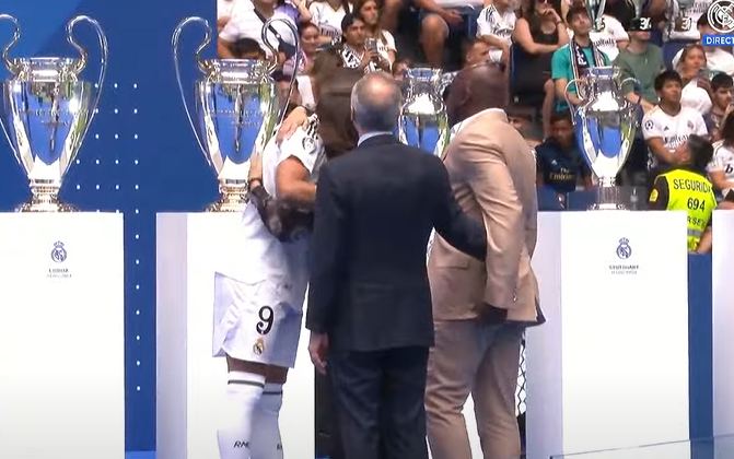 El abrazo de Mbappé con su madre, Fayza, en su presentación en el Real Madrid.