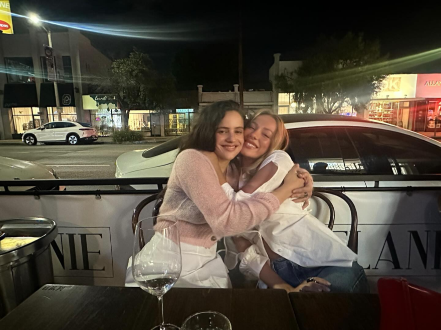 Rosalía y Ester Expósito posan en el Melanie Wine Bar de Los Ángeles, donde se tomaron un vino y se mostraron de lo más cariñosas.