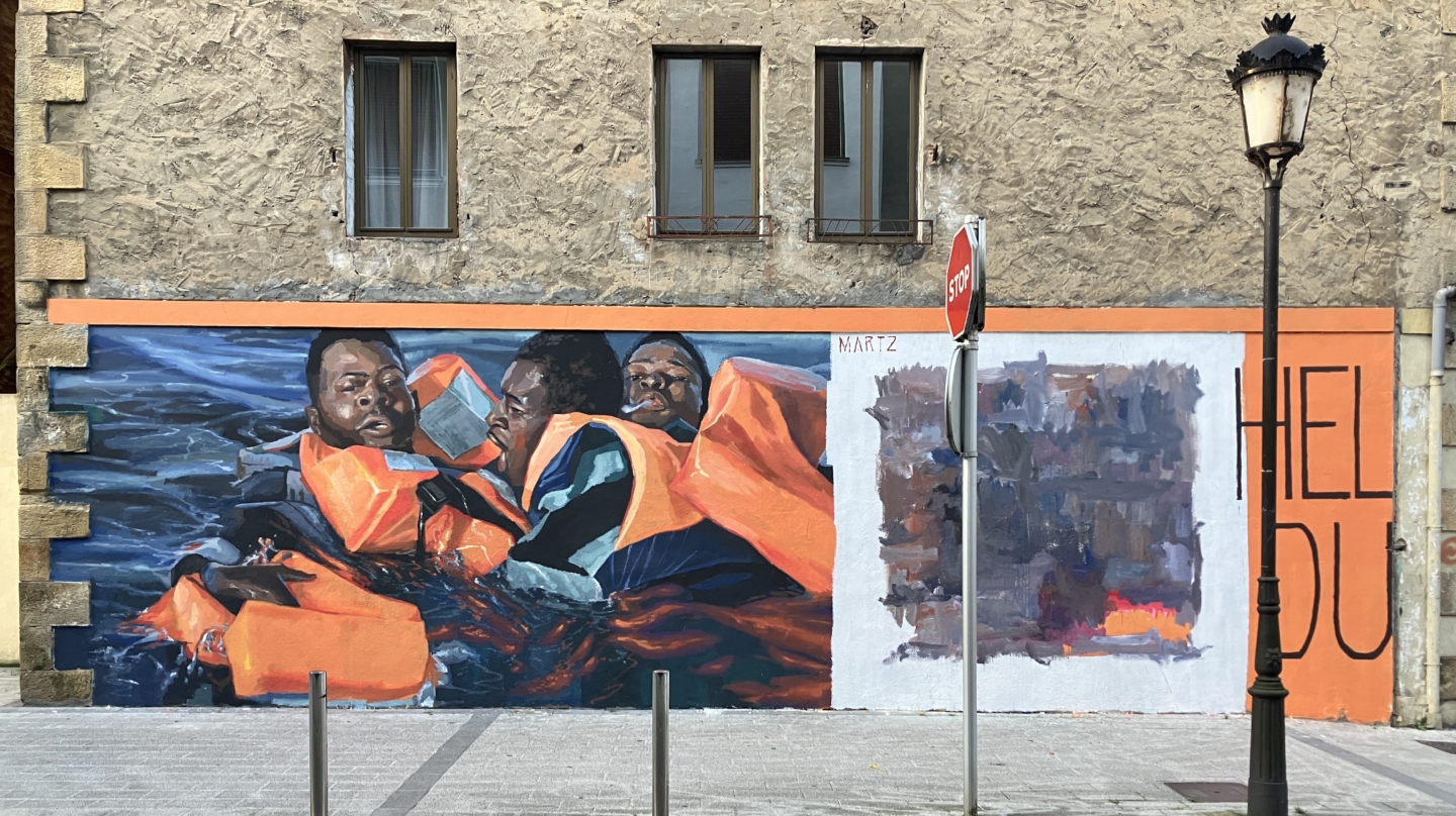 El mural de muerte de inmigrantes en el mar que el Ayuntamiento de Amorebieta... ha cubierto de gris
