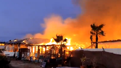 Incendio en Cádiz: las llamas devoran un chiringuito en la playa de El Palmar