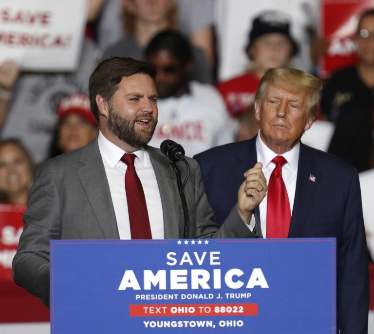 Trump elige al senador JD Vance como su número dos en la carrera presidencial