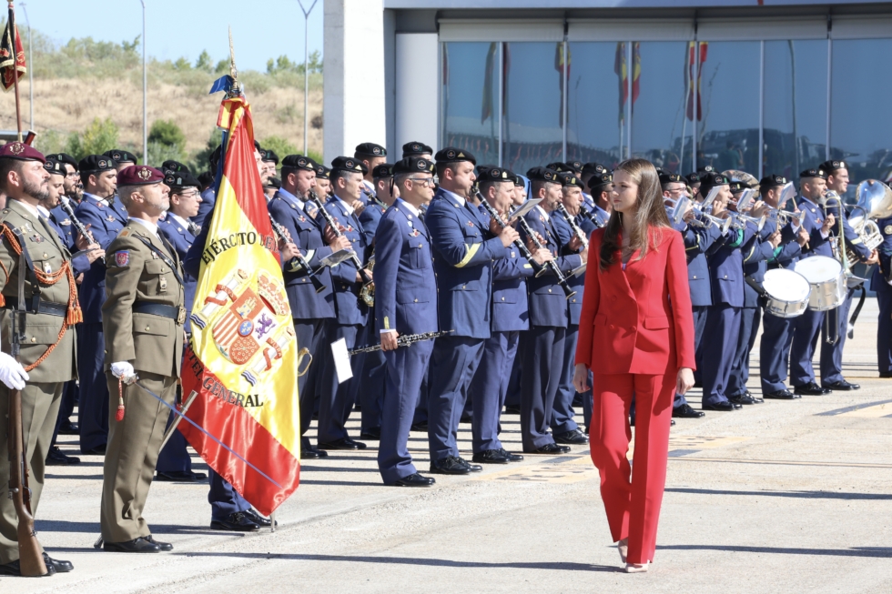 La princesa Leonor pasa revista a los militares en su marcha a Lisboa para su primer viaje oficial.