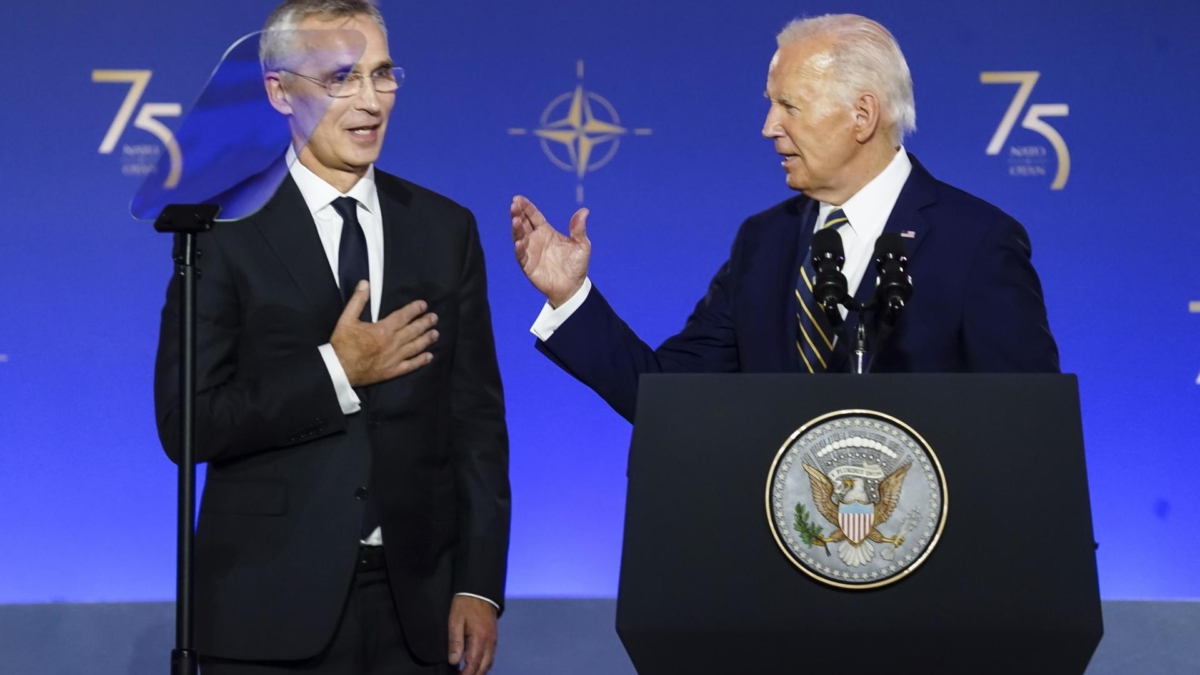 El secretario general de la OTAN, Jens Stoltenberg, saluda al presidente estadounidense, Joe Biden, en la ceremonia inaugural de la cumbre de la OTAN de Washington.