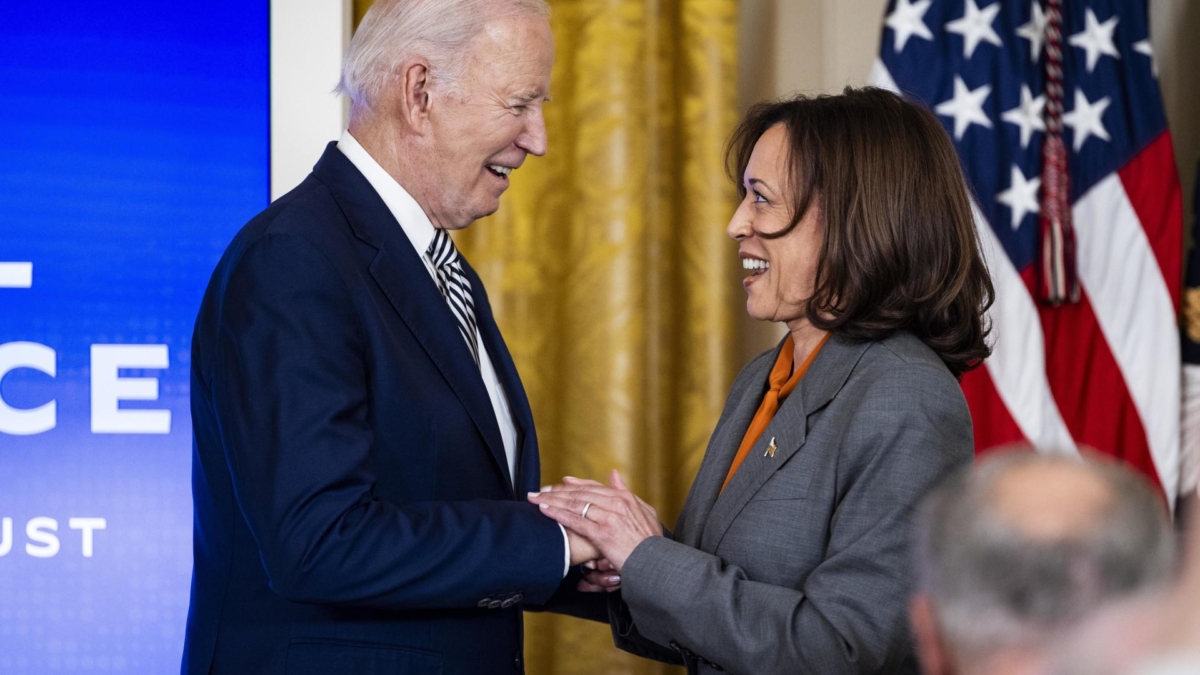 El presidente de Estados Unidos, Joe Biden, saluda a su vicepresidenta, Kamala Harris, en un evento en la Casa Blanca.