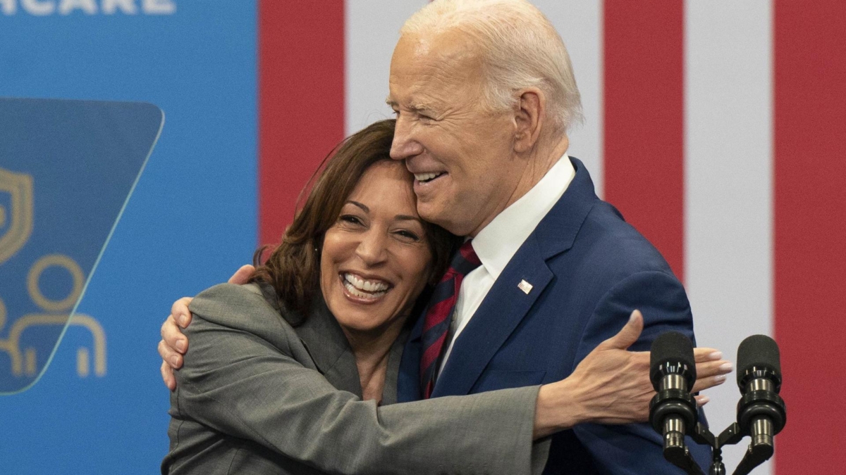 El presidente de Estados Unidos, Joe Biden, abraza a su vicepresidenta, Kamala Harris, en un evento de la campaña.