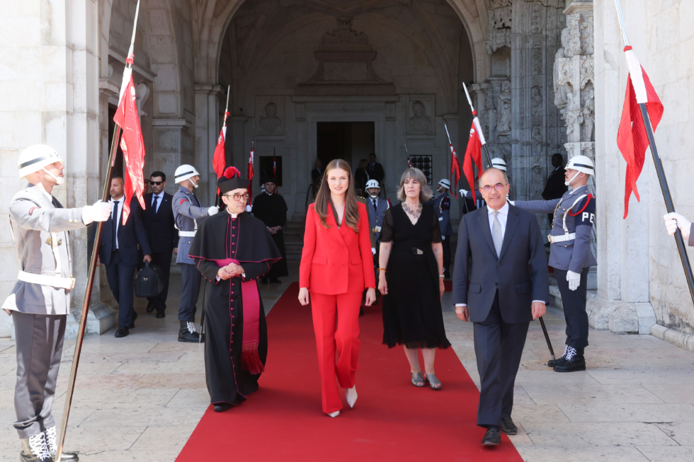 La princesa Leonor se ha mostrado resuelta y tranquila en su primer viaje oficial al extranjero.