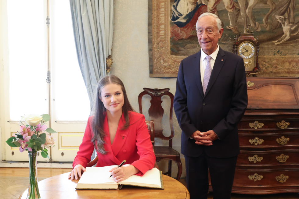 La Princesa de Asturias firma en el libro de honor, en el Palacio de Belém, con motivo de su viaje oficial a la República Portuguesa.