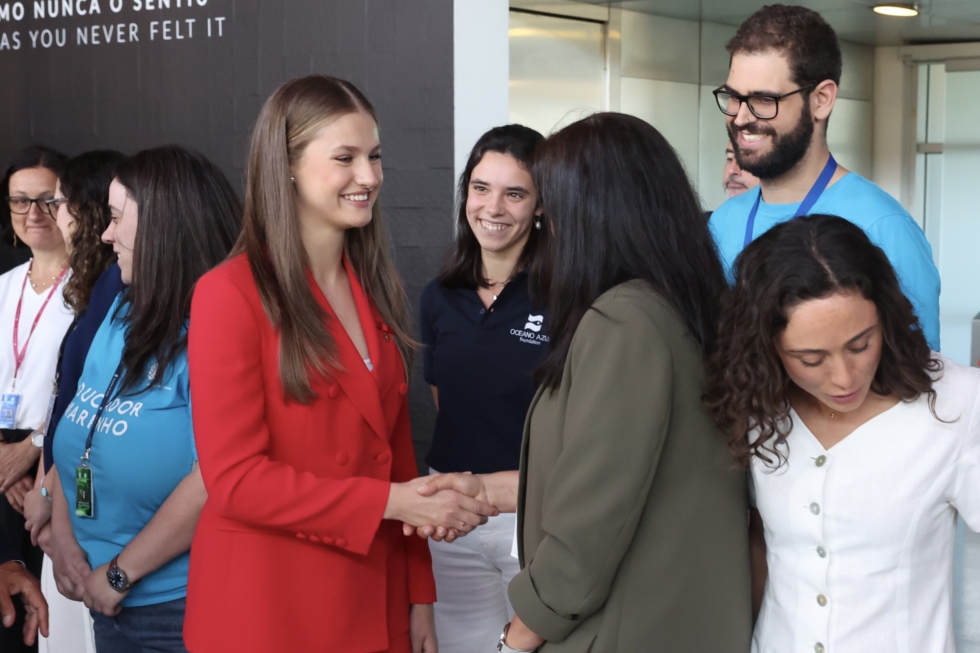 Leonor ha saludado a algunos de los presentes en el Océanario de Lisboa.