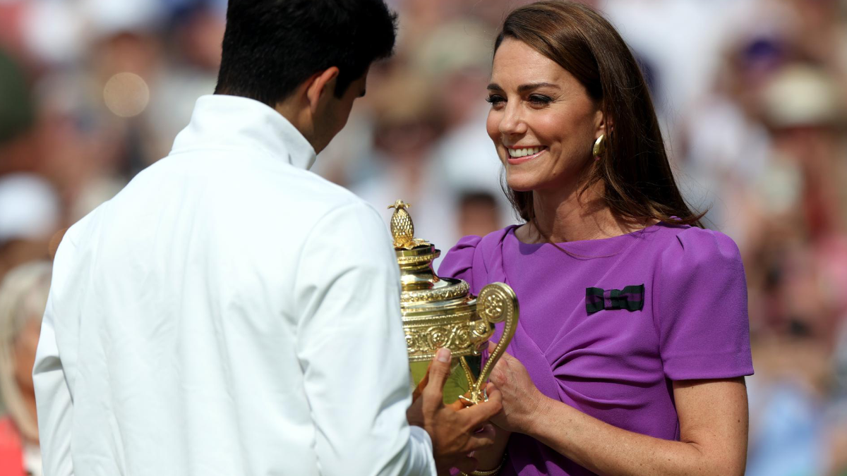 Kate Middleton entrega la copa de Wimbledon a Carlos Alcaraz.