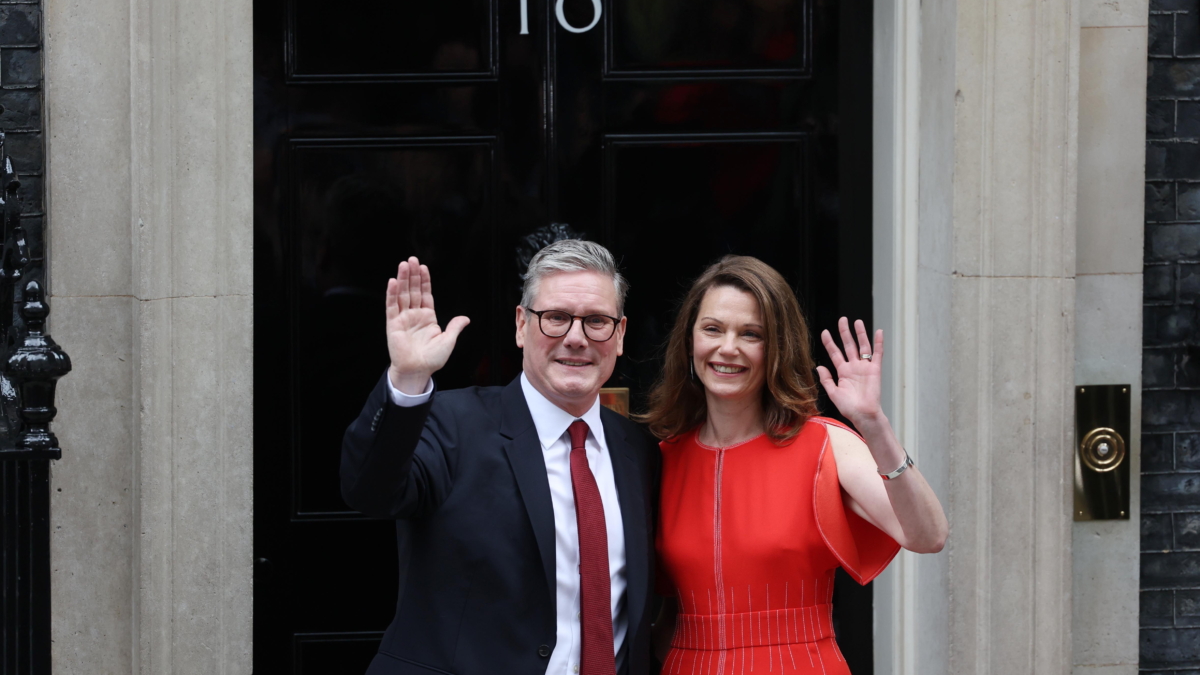 Keir Starmer y su esposa Victoria en el 10 de Downing Street