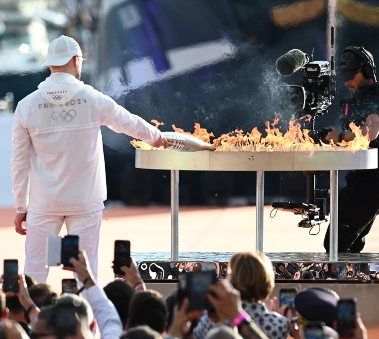 La llama olímpica llega a París con un panorama político incierto