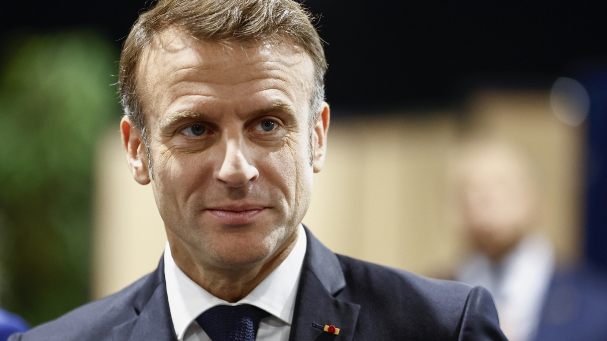 El presidente francés Emmanuel Macron llega a una mesa electoral para votar en la segunda vuelta de las elecciones parlamentarias francesas en le Touquet-Paris-Plage, norte de Francia, Francia, 07 de julio de 2024