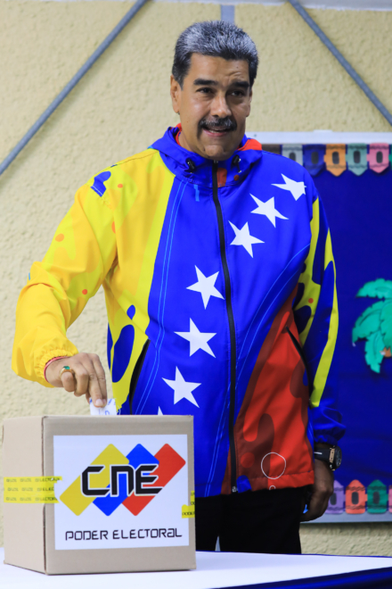 Nicolás Maduro, ejerciendo el voto durante las elecciones presidenciales, este domingo, en Caracas