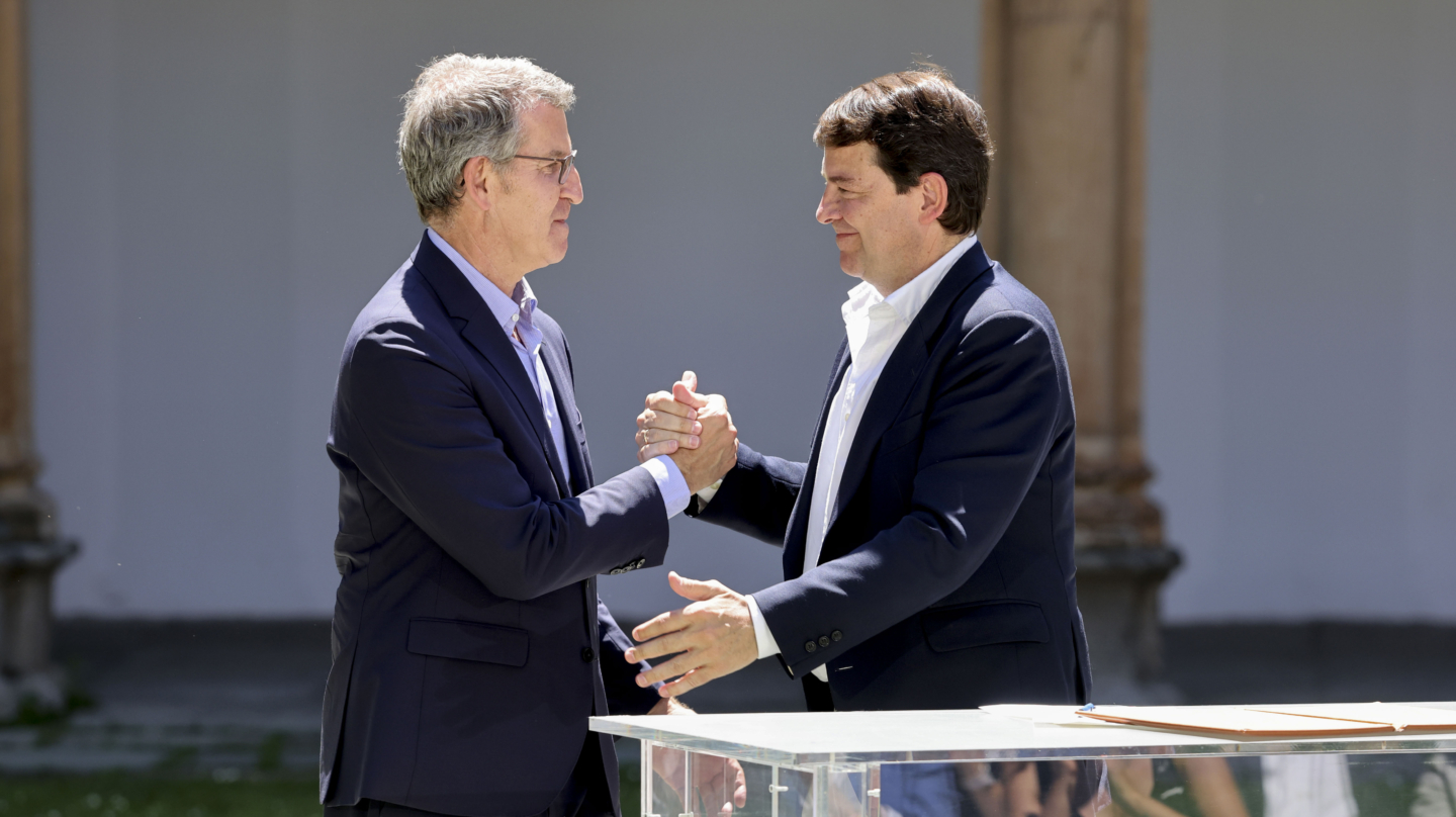 El presidente del PP, Alberto Núñez Feijóo (i) junto al presidente de Castilla y León, Alfonso Fernández Mañueco, en el acto de clausura de " Por una EBAU común" celebrada este lunes en Salamanca