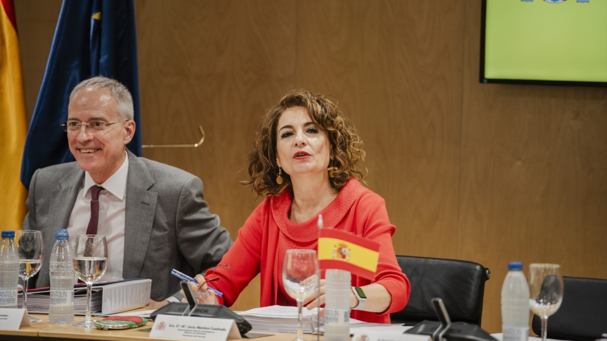 Montero asegura que la “singularidad” de la financiación de Cataluña la negocia ERC con el PSC, no con el Gobierno