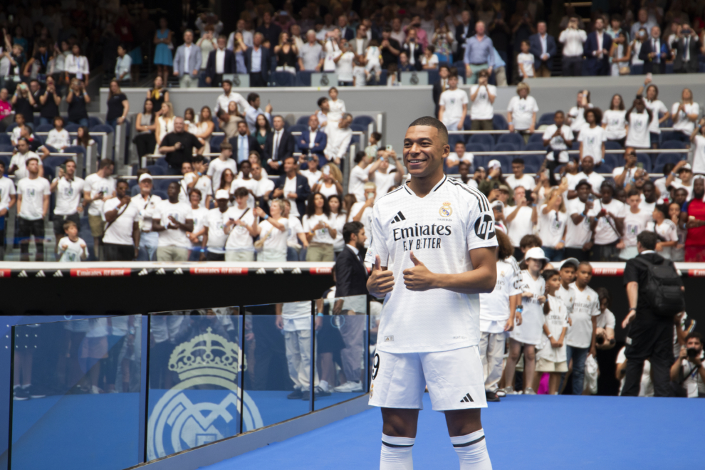 Kylian Mbappé posa en su presentación con el Real Madrid