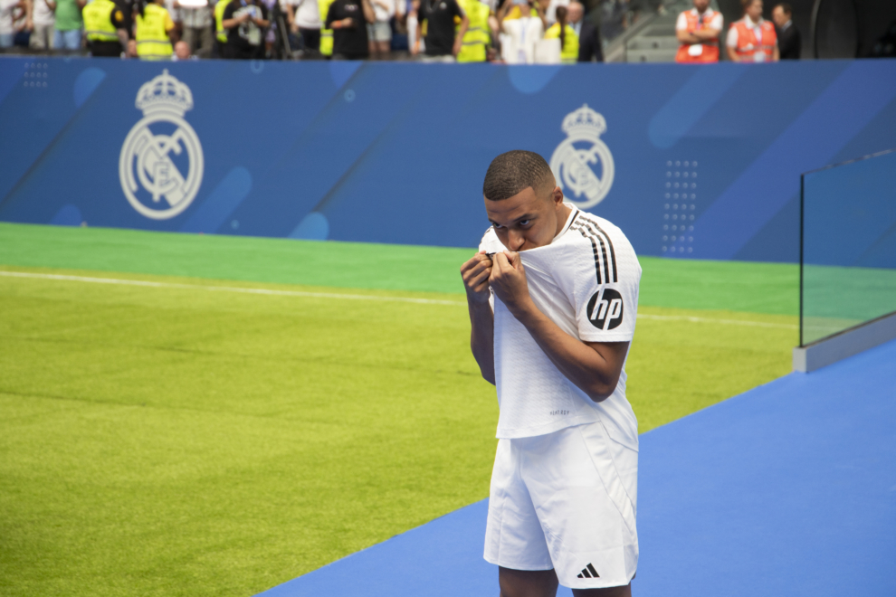 Kylian Mbappé se besa el escudo en su presentación con el Real Madrid
