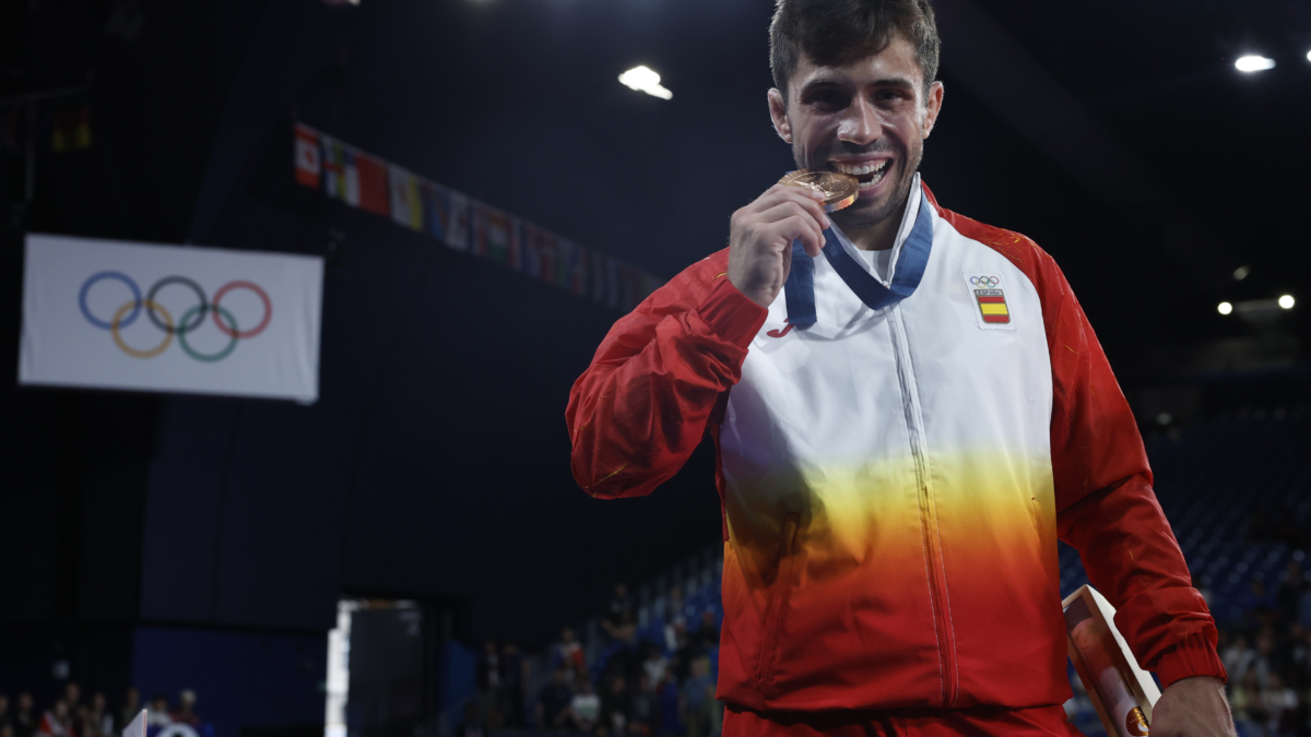 El judoca español Francisco Garrigos con la medalla de bronce