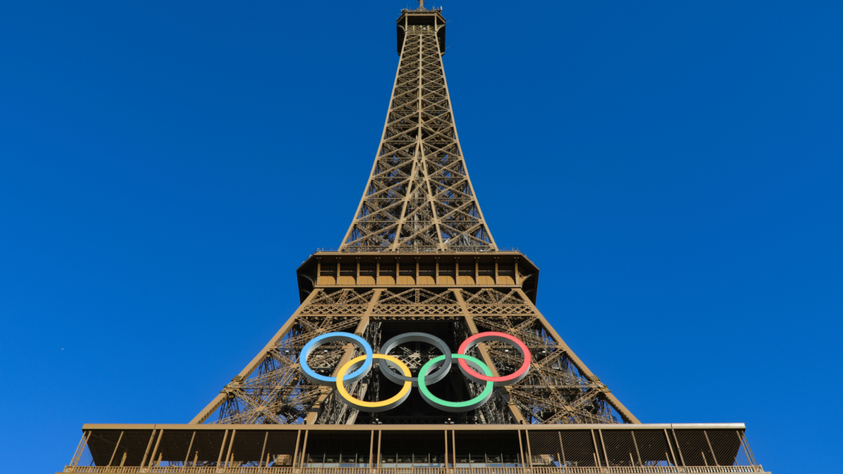La Torre Eiffel con los anillos de los Juegos Olímpicos