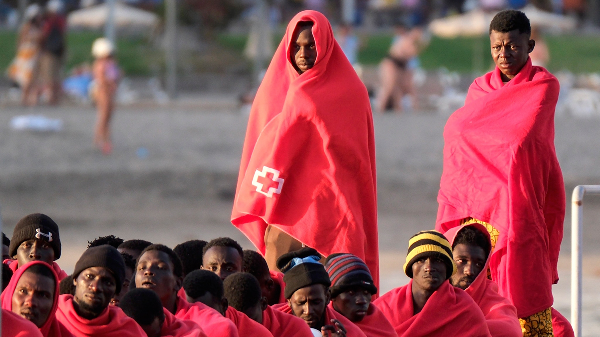 Salvamento Marítimo ha rescatado este sábado y trasladado al puerto de Los Cristianos, en Tenerife, a un centenar de inmigrantes subsaharianos que trataban de llegar a la isla en cayuco.