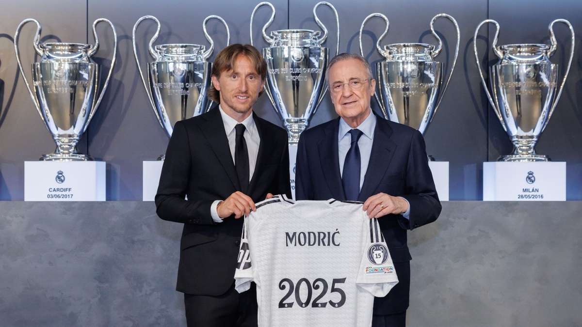 Luka Modric y Florentino Pérez posan en la firma de la renovación del croata