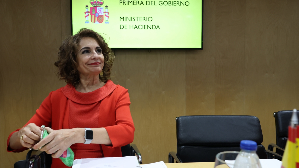 La vicepresidenta primera del Gobierno y ministra de Hacienda, María Jesús Montero, preside el Consejo de Política Fiscal y Financiera (CPFF), para acordar la senda de déficit y deuda para el periodo 2025-2027, este lunes en Madrid.
