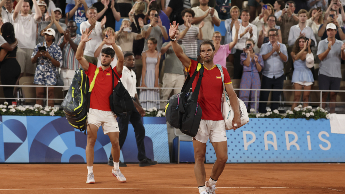 Los tenistas españoles Rafa Nadal (d) y Carlos Alcaraz se despiden tras perder ante los estadounidenses Austin Krajicek y Rajee Ram en los JJOO