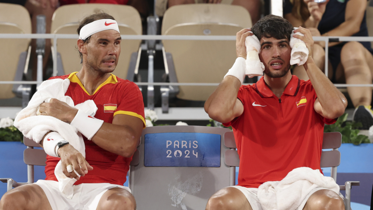 Los tenistas españoles Rafa Nadal (i) y Carlos Alcaraz ante los estadounidenses Austin Krajicek y Rajee Ram en los cuartos de final de dobles de los JJOO