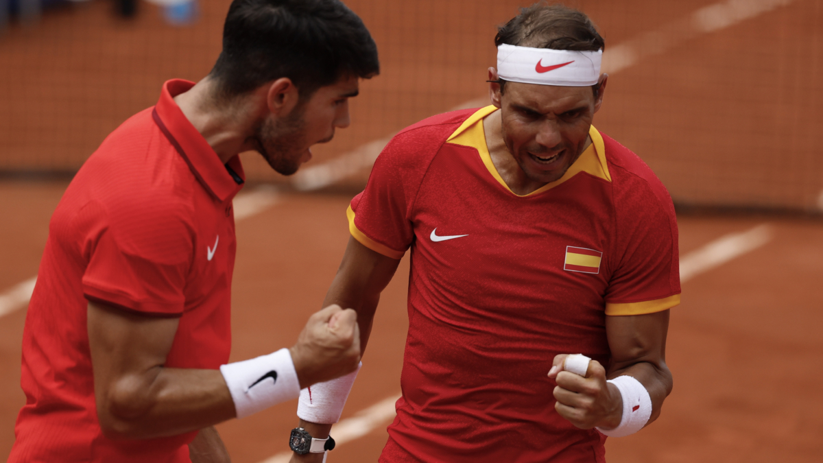 Los tenistas españoles Rafa Nadal (d) y Carlos Alcaraz celebran un punto ante la pareja de Países Bajos compuesta por Wesley Koolhof y Tallon Griekspoor