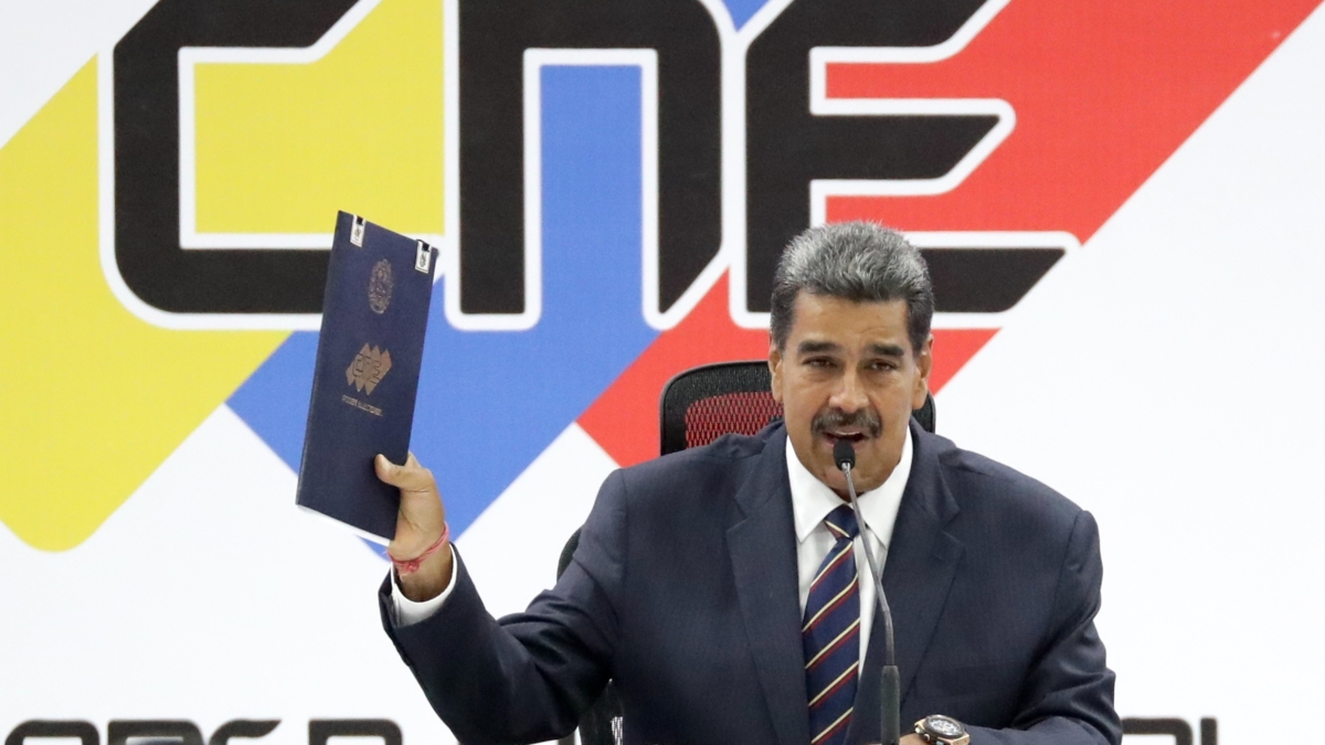 El presidente de Venezuela, Nicolás Maduro, sostiene el acta de juramentación del presidente electo entregada por el presidente de Consejo Nacional Electoral (CNE), Elvis Amoroso (no en la foto), este lunes, en Caracas (Venezuela).