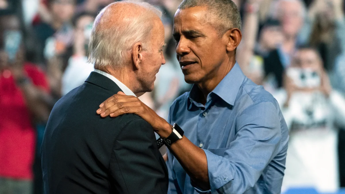 l presidente de EE.UU., Joe Biden (i), habla con el exmandatario estadounidense Barack Obama (d), en una fotografía de archivo