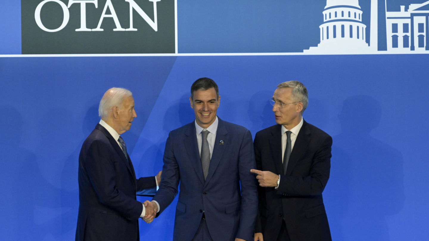 El presidente de España, Pedro Sanchez, saluda al presidente de Estados Unidos, Joe Biden, y les acompaña el secretario general de la OTAN, Jens Stoltenberg, este miércoles en Washington, EEUU.