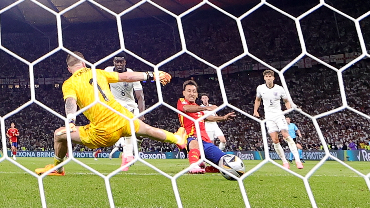 Mikel Oyarzabal marca el gol de la victoria en la final de la Eurocopa con Inglaterra