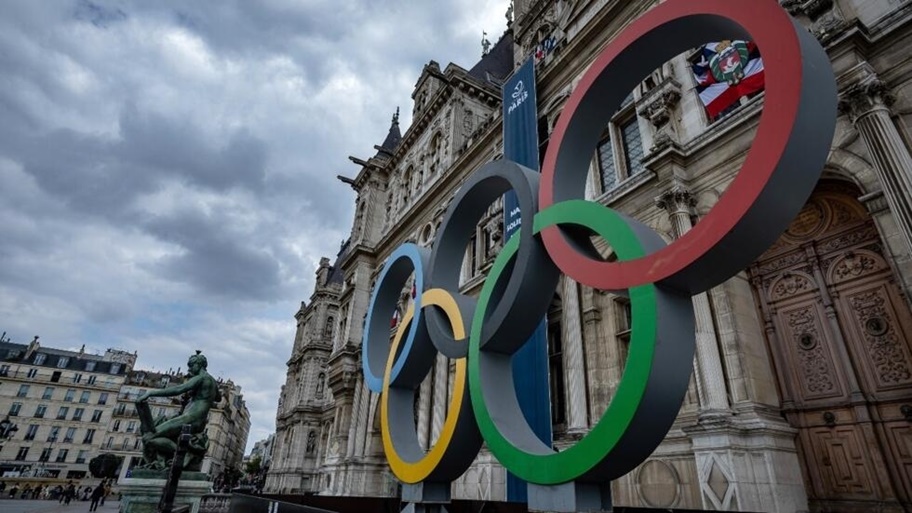 Los aros olímpicos frente a la fachada del Ayuntamiento de París /EP