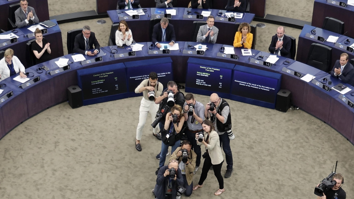 Los reporteros gráficos recogen el momento en el que Roberta Metsola es proclamada presidenta del Parlamento Europeo, este martes en Estrasburgo.
