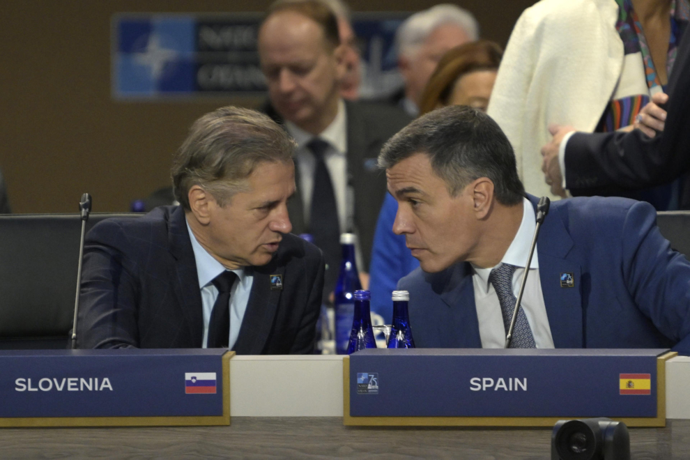 El presidente del Gobierno español, Pedro Sánchez (d) habla con el primer ministro de Eslovenia, Robert Golob, durante una reunión de jefes de Estado este jueves en el Centro de Convenciones Walter E. Washington en Washington (EE.UU.)