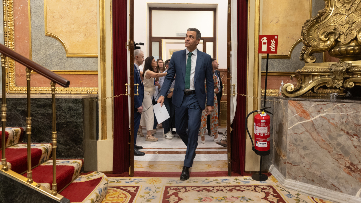 El presidente del Gobierno, Pedro Sánchez, llega a una sesión de control