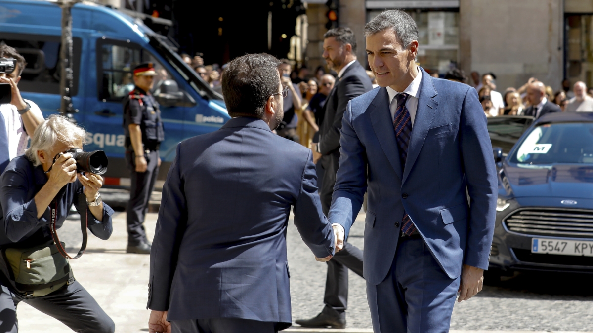 El presidente del Gobierno, Pedro Sánchez (i), se reúne con el presidente catalán en funciones, Pere Aragonès, este miércoles en el Palau de la Generalitat en plena negociación entre ERC y PSC para la investidura de Salvador Illa.