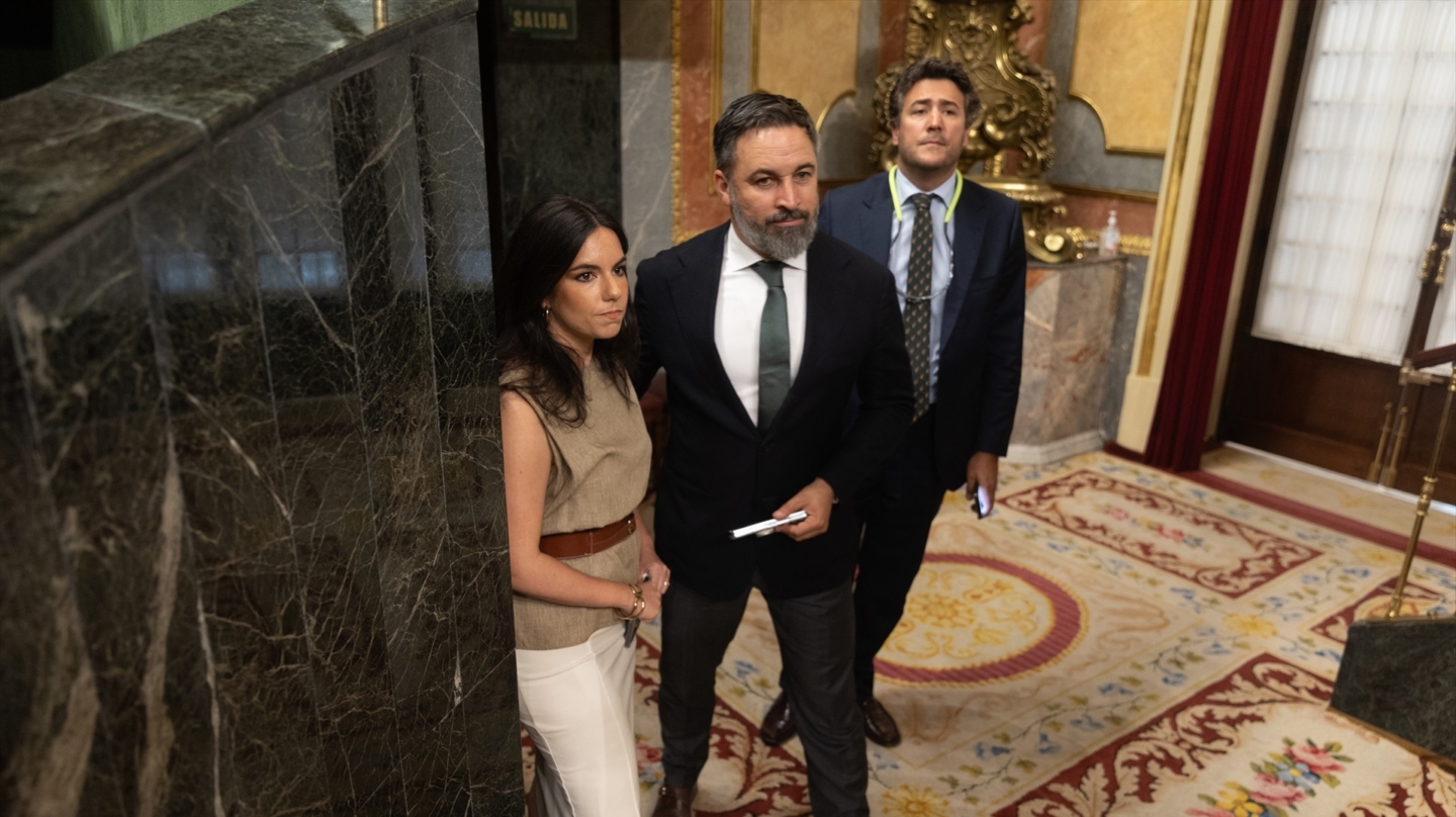 La portavoz parlamentaria de Vox, Pepa Millán, espera junto al presidente del partido, Santiago Abascal, para entrar en el hemiciclo del Congreso