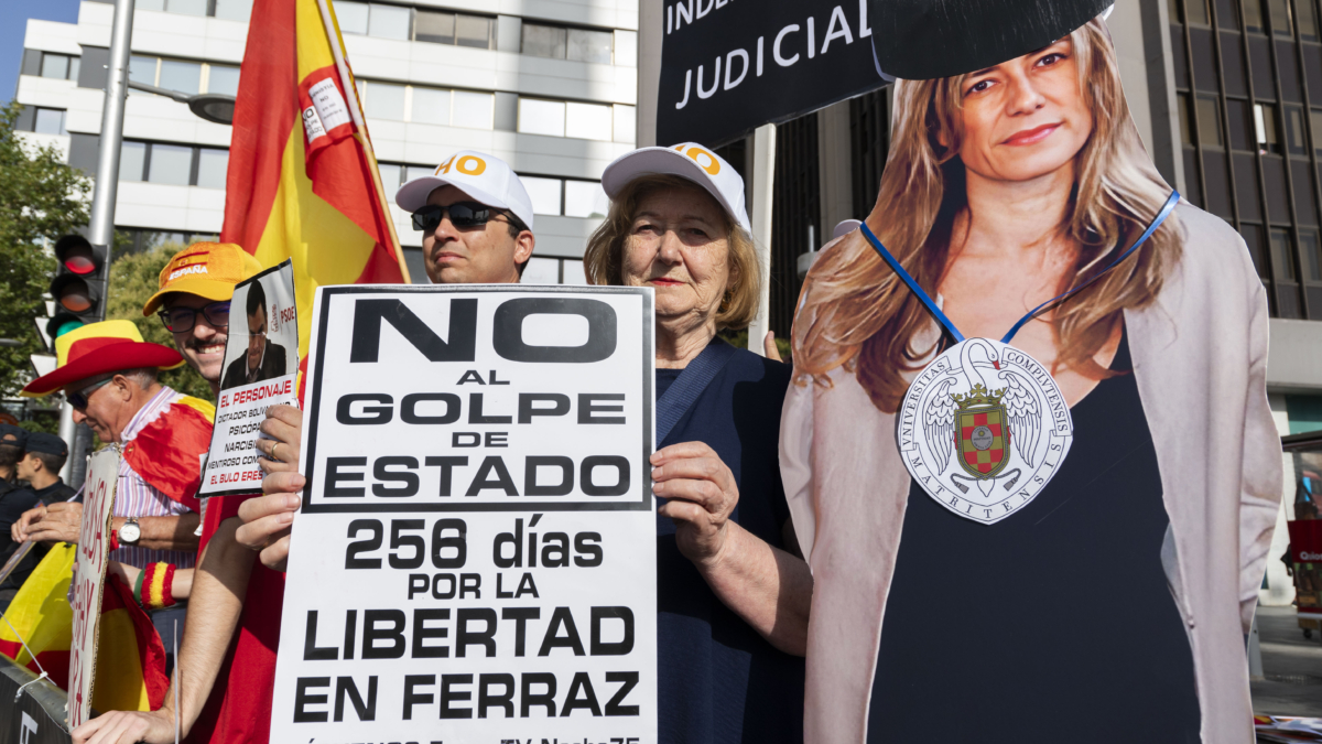 Begoña Gómez decide acogerse a su derecho a no declarar y su abogado denuncia una causa sin garantías