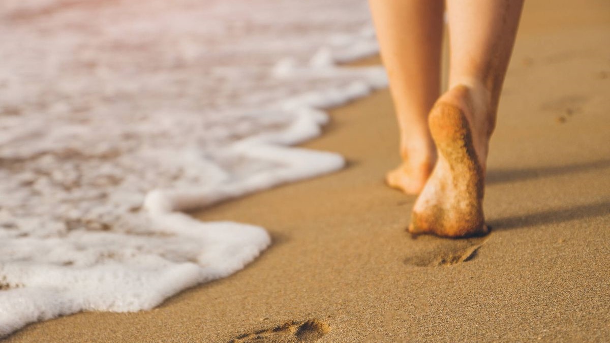 Por qué es bueno caminar por la playa /Shutterstock