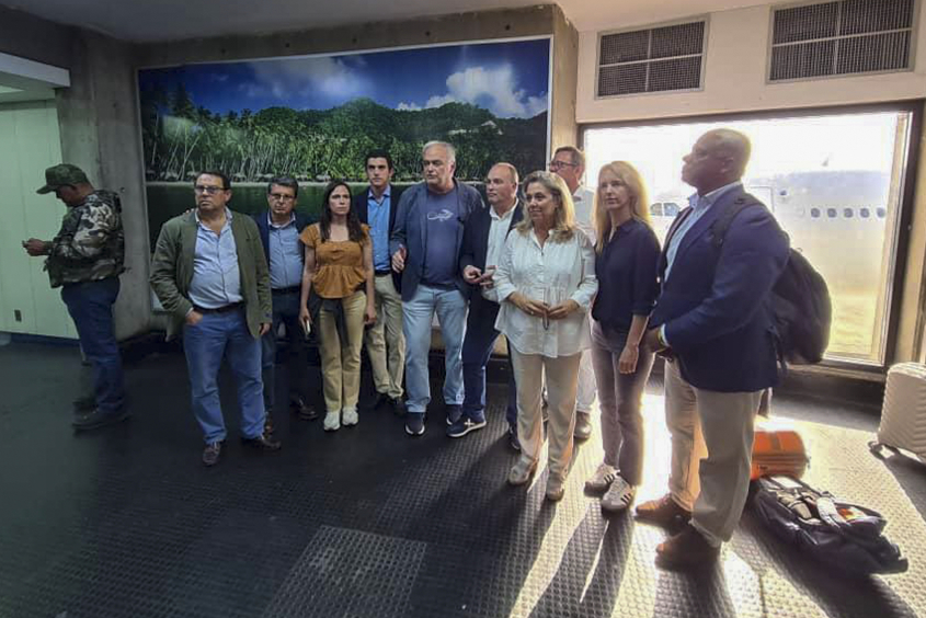 La delegación de parlamentarios del PP que se ha desplazado a Venezuela por las elecciones de este domingo se encuentra retenida en el aeropuerto de Caracas