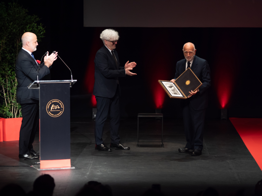 Óscar Becerra y Alberto Fesser, director y presidente de La Fábrica, entregan el premio Alberto Anaut a Alfonso Aijón.