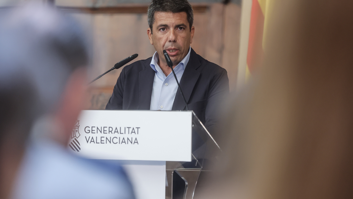 El president de la Generalitat Valenciana, Carlos Mazón, interviene durante la firma del convenio de colaboración entre la Generalitat y PowerCo, en el Palau de la Generalitat