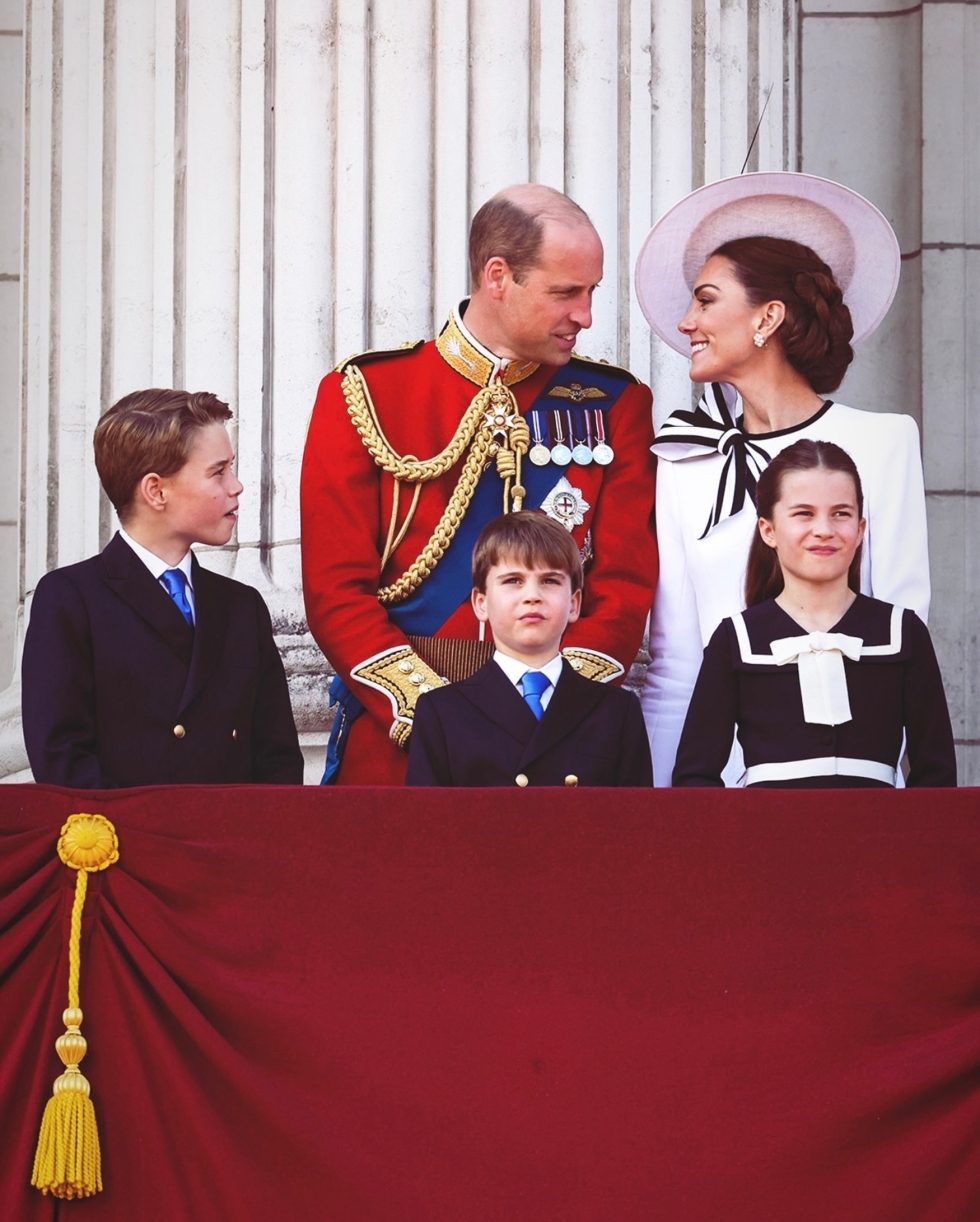El príncipe Guillermo con su mujer, Kate, y sus tres hijos en el Trooping The Colour, toda una cumbre royal.