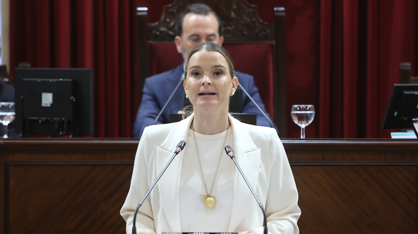 La presidenta del Govern balear, Marga Prohens, durante un pleno con el presidente del Parlament, Gabriel Le Senne, de fondo