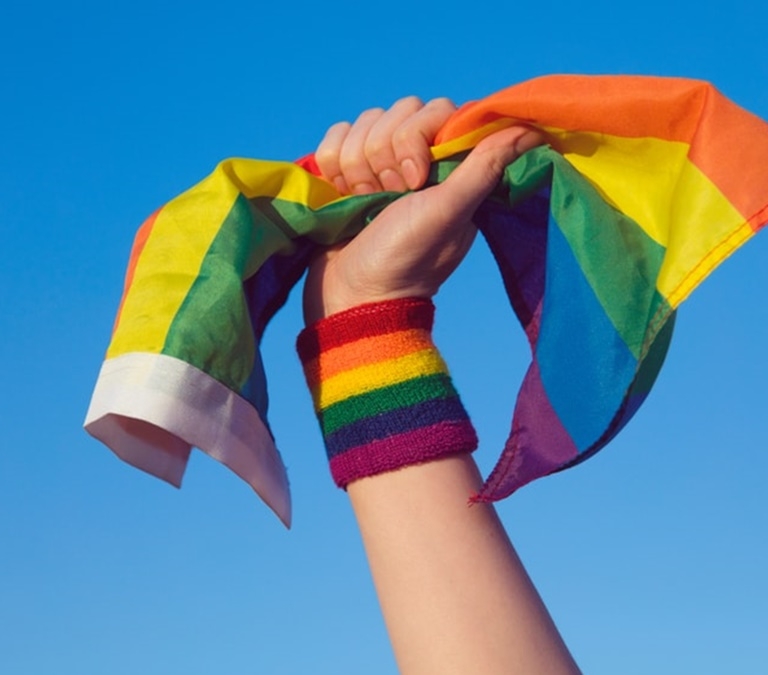 Qué es el 'queerbaiting' y por qué la comunidad LGTBIQ+ está en contra